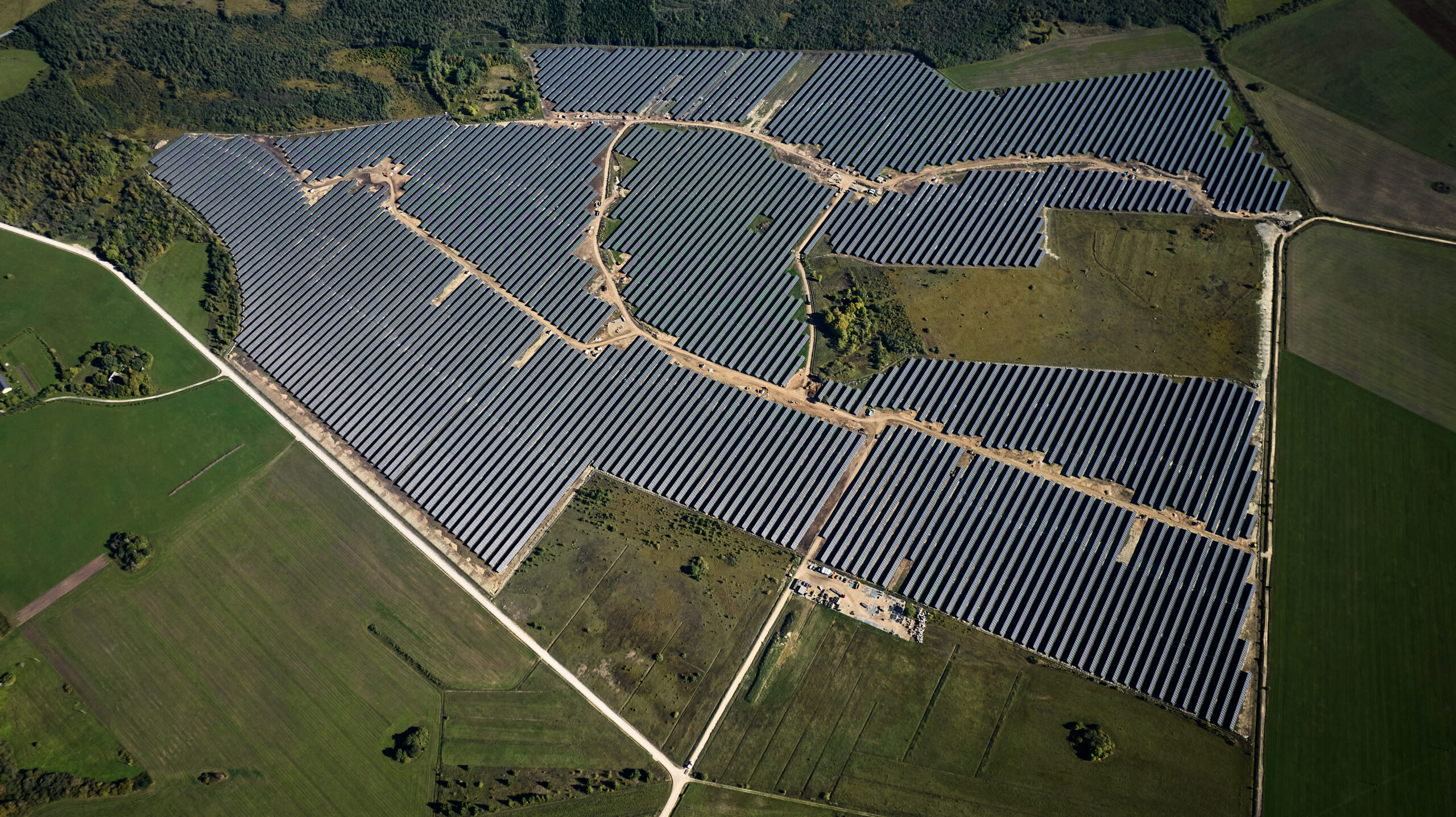 Pärnumaal avati Baltimaade suurim, enam kui 77 MW tootmisvõimsusega päikesepark