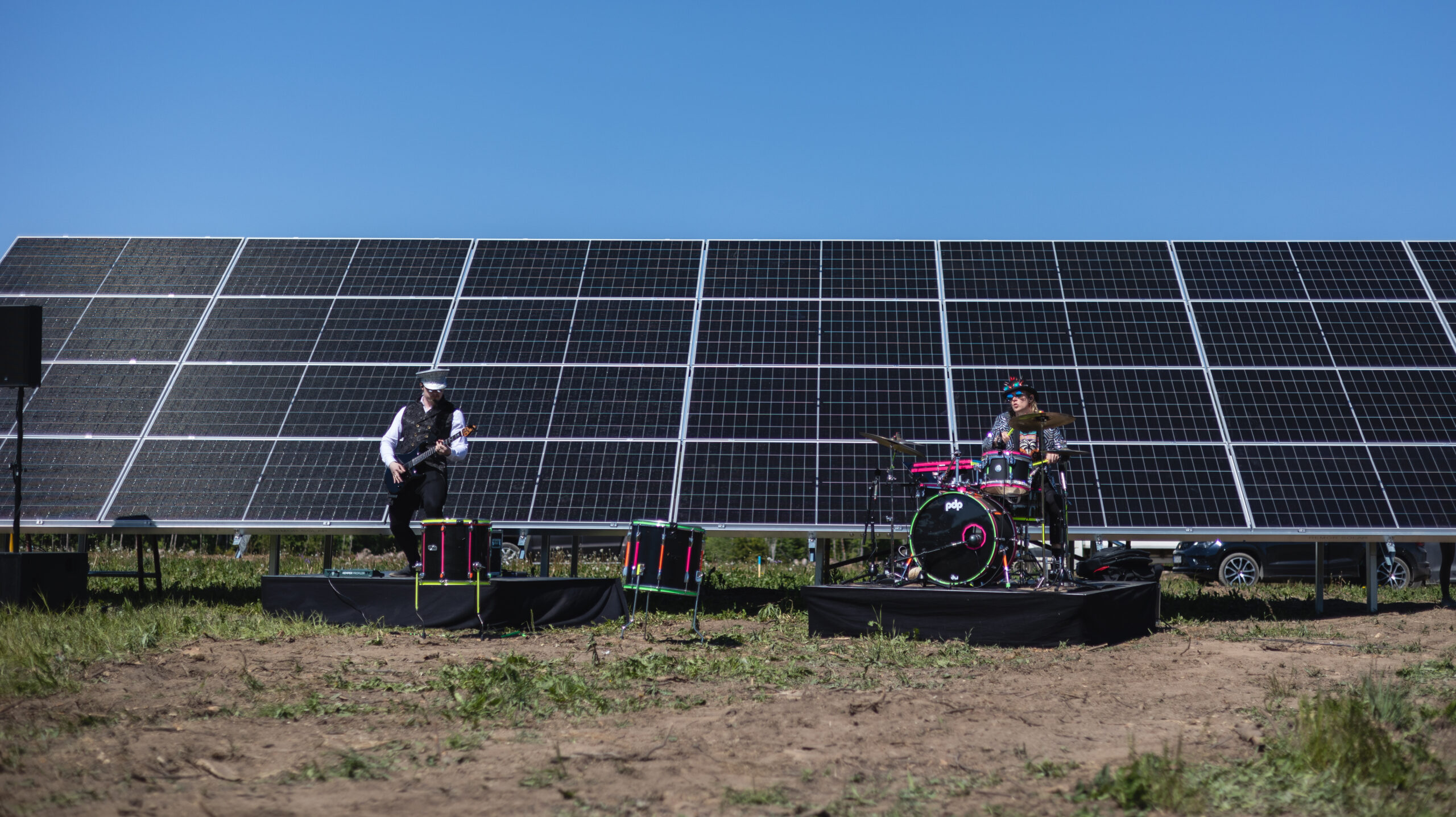 Eesti suurim liikuvate paneelidega päikesepark alustas Paides tööd